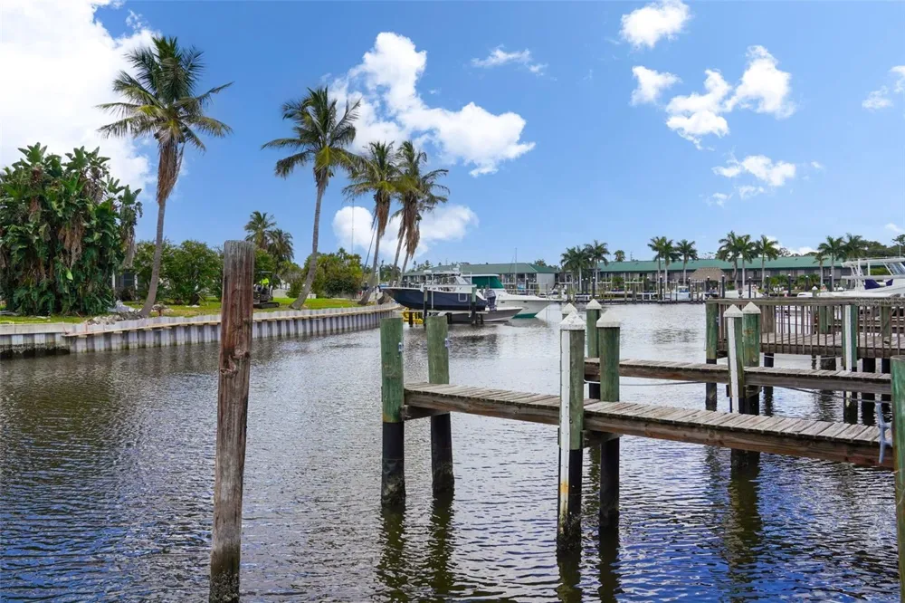133 HOLLY AVENUE Sarasota, FL 34243