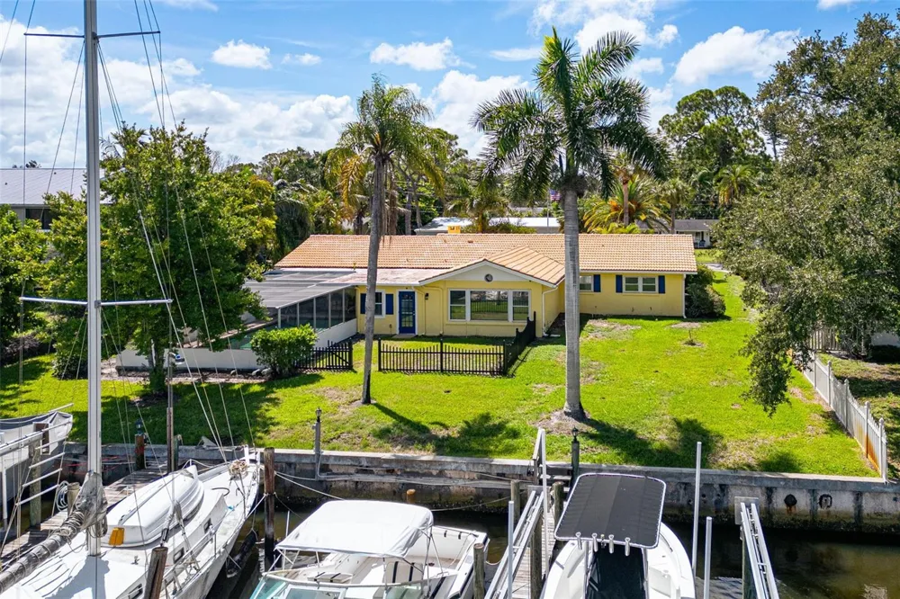 133 HOLLY AVENUE Sarasota, FL 34243