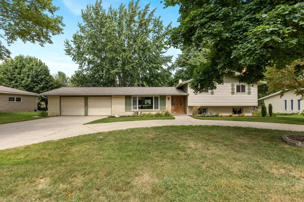 819 E Plainfield Court Zeeland, MI 49464