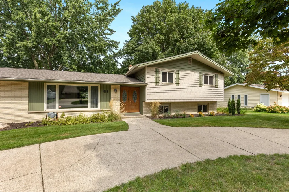 819 E Plainfield Court Zeeland, MI 49464
