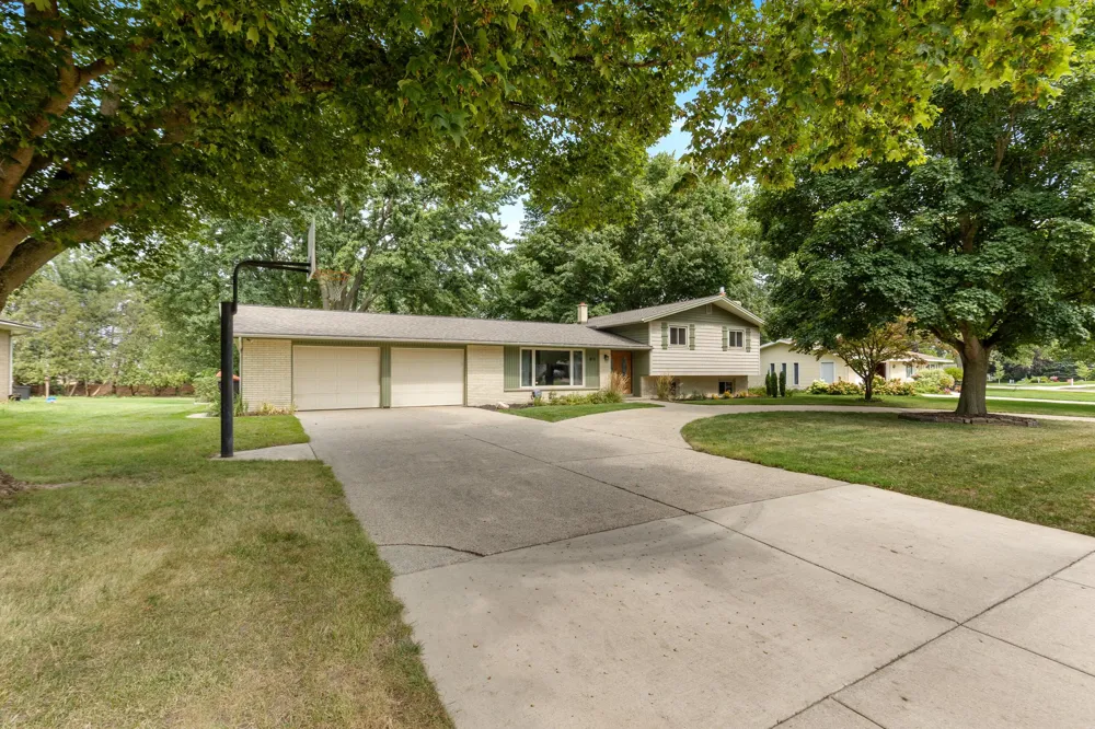 819 E Plainfield Court Zeeland, MI 49464
