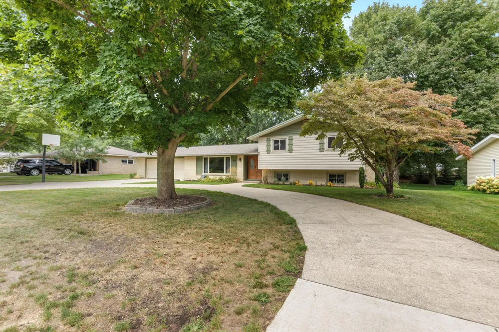 819 E Plainfield Court Zeeland, MI 49464