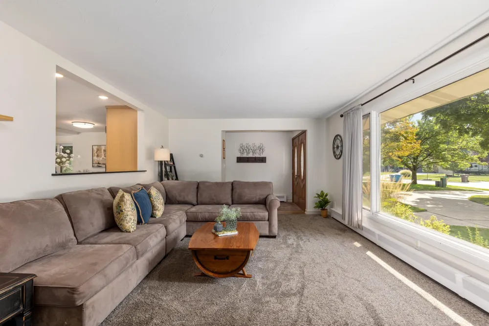 819 E Plainfield Court Zeeland, MI 49464