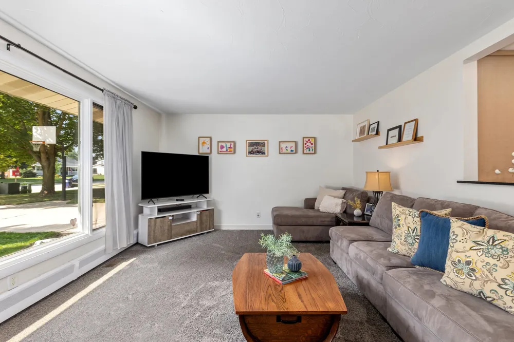 819 E Plainfield Court Zeeland, MI 49464