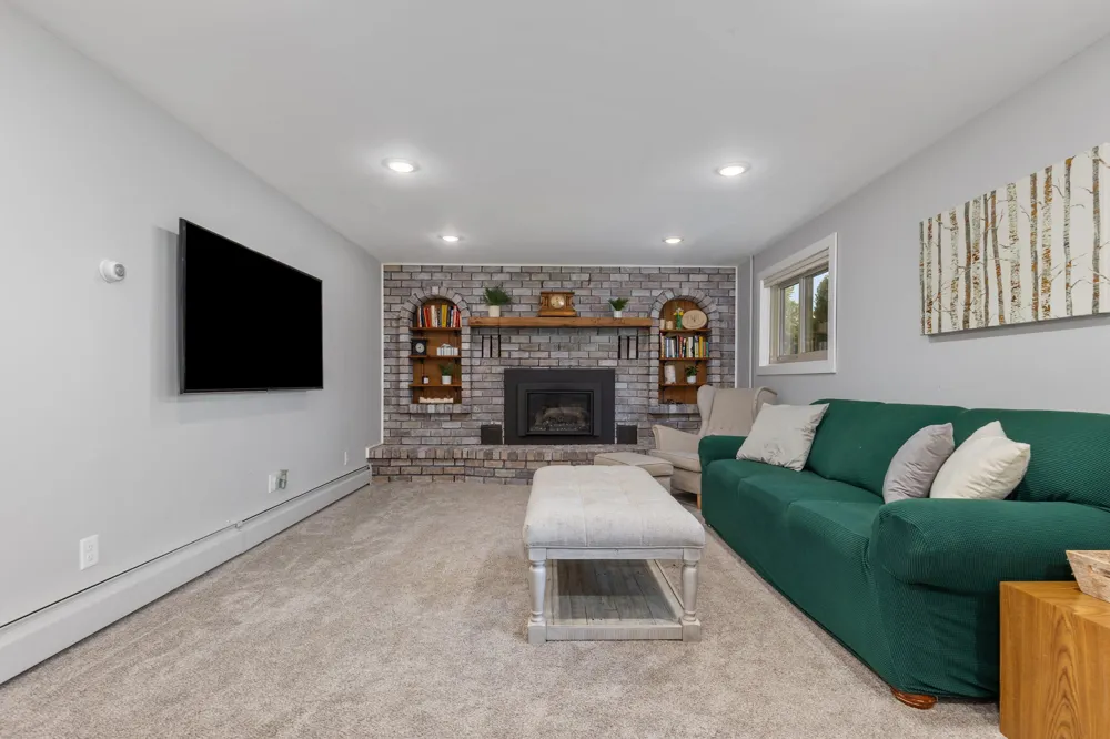 819 E Plainfield Court Zeeland, MI 49464