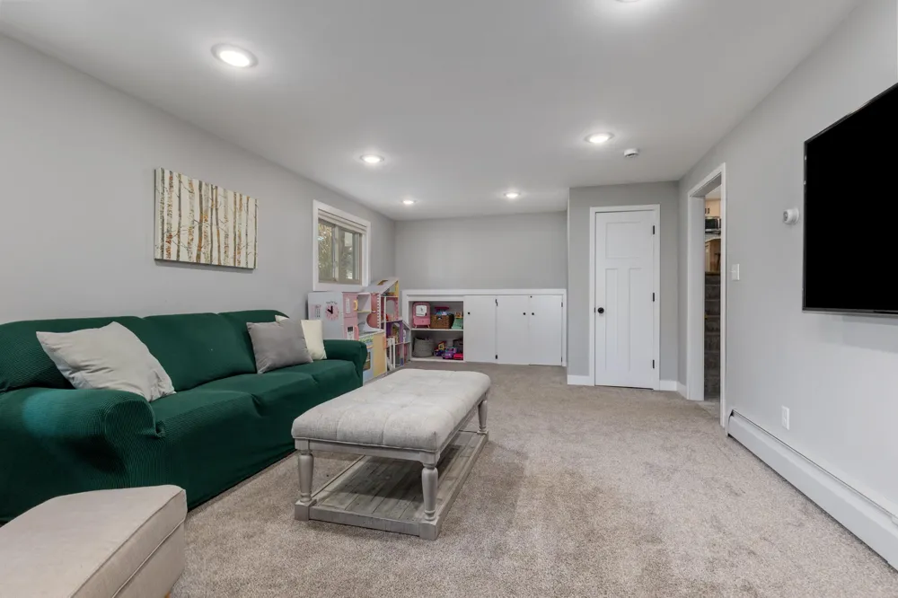 819 E Plainfield Court Zeeland, MI 49464