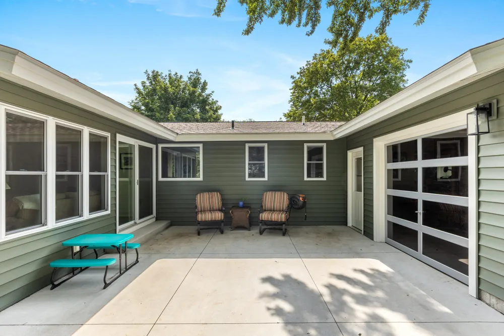 819 E Plainfield Court Zeeland, MI 49464