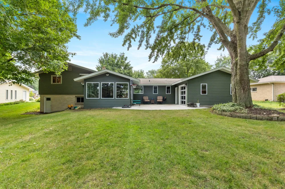 819 E Plainfield Court Zeeland, MI 49464