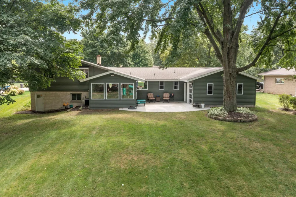 819 E Plainfield Court Zeeland, MI 49464