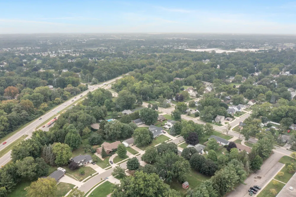 819 E Plainfield Court Zeeland, MI 49464