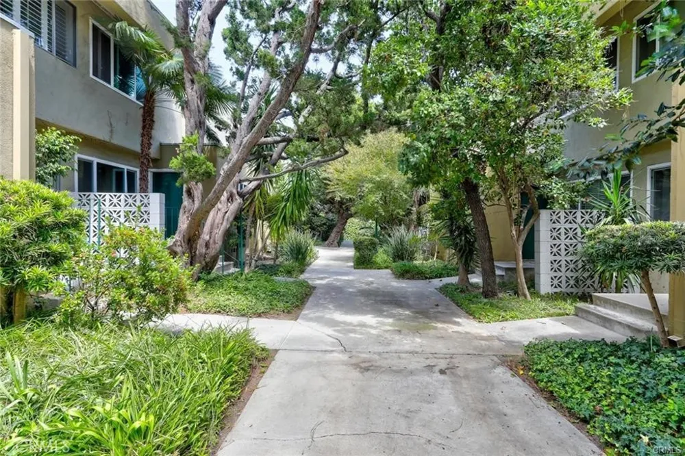 11138 Aqua Vista Street #9 Studio City, CA 91602