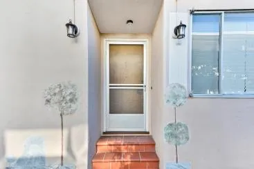 1125 Laguna Avenue #1 Burlingame, CA 94010