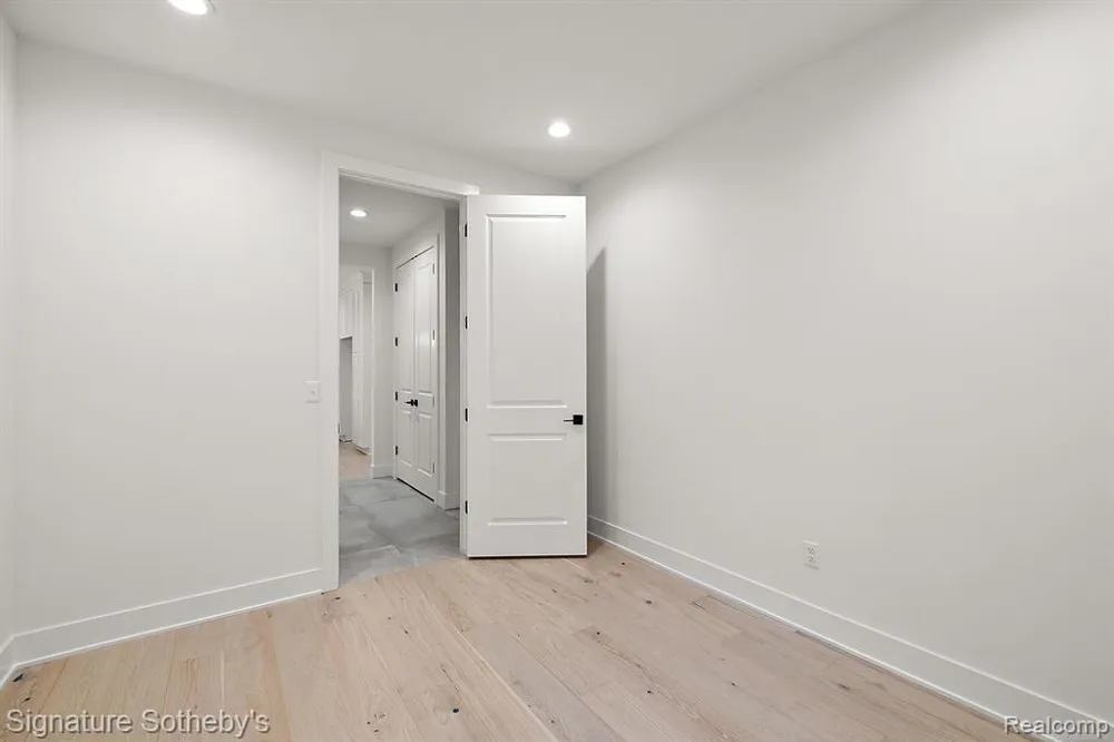 5968 Willow Grove Drive Troy City, MI 48085