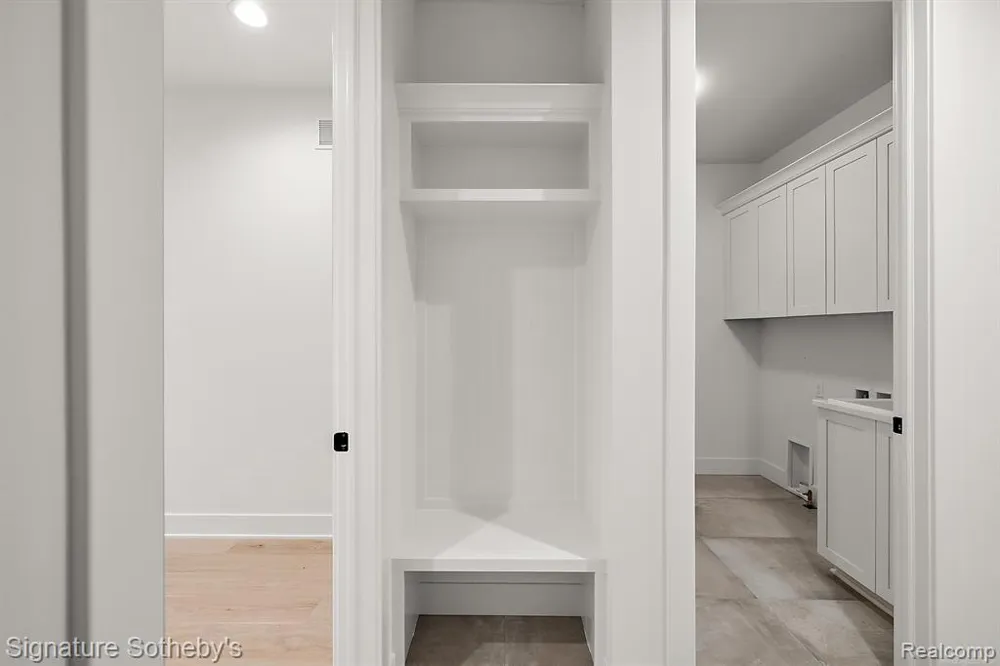 5968 Willow Grove Drive Troy City, MI 48085