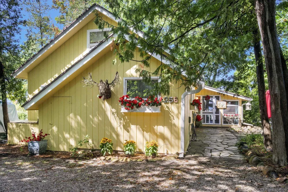 2565 Shore Wood Drive Peninsula Township, MI 49686