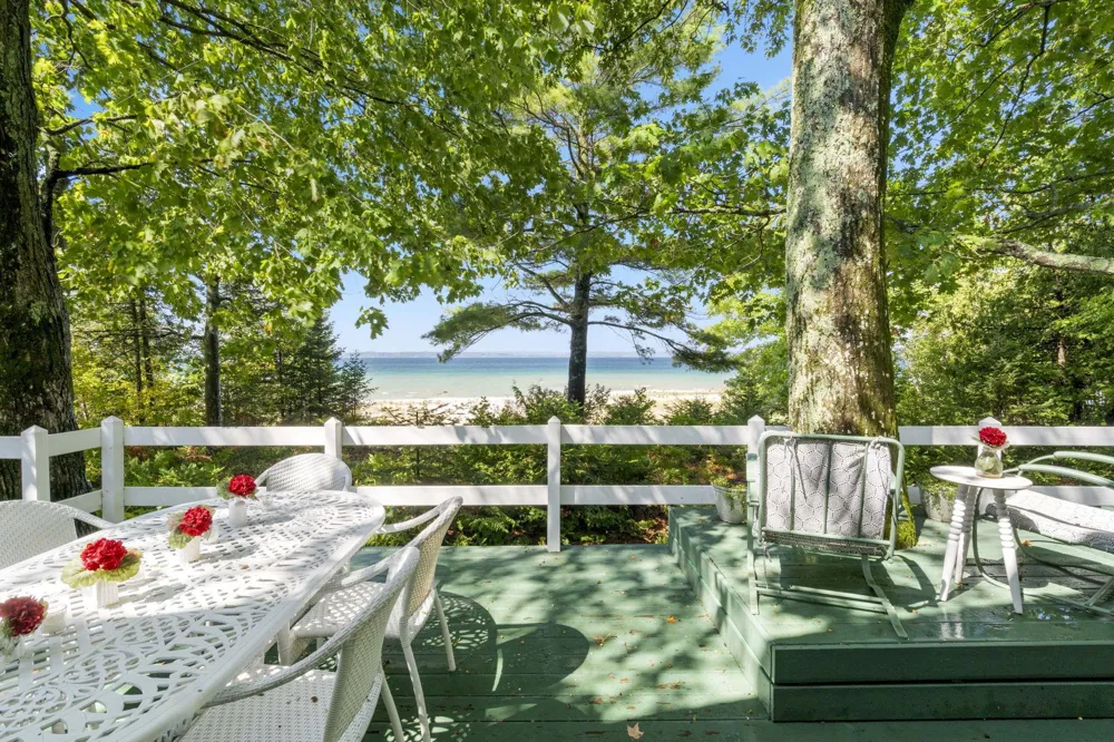 2565 Shore Wood Drive Peninsula Township, MI 49686
