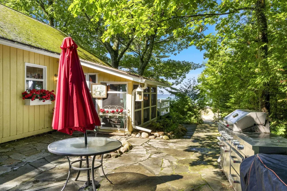 2565 Shore Wood Drive Peninsula Township, MI 49686