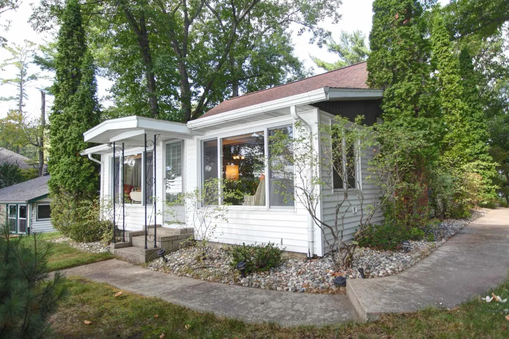 2624 Crescent Shores Drive Long Lake Township, MI 49685