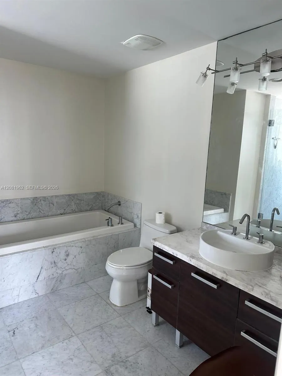 253 NE 2nd St #1402 Miami, FL 33132