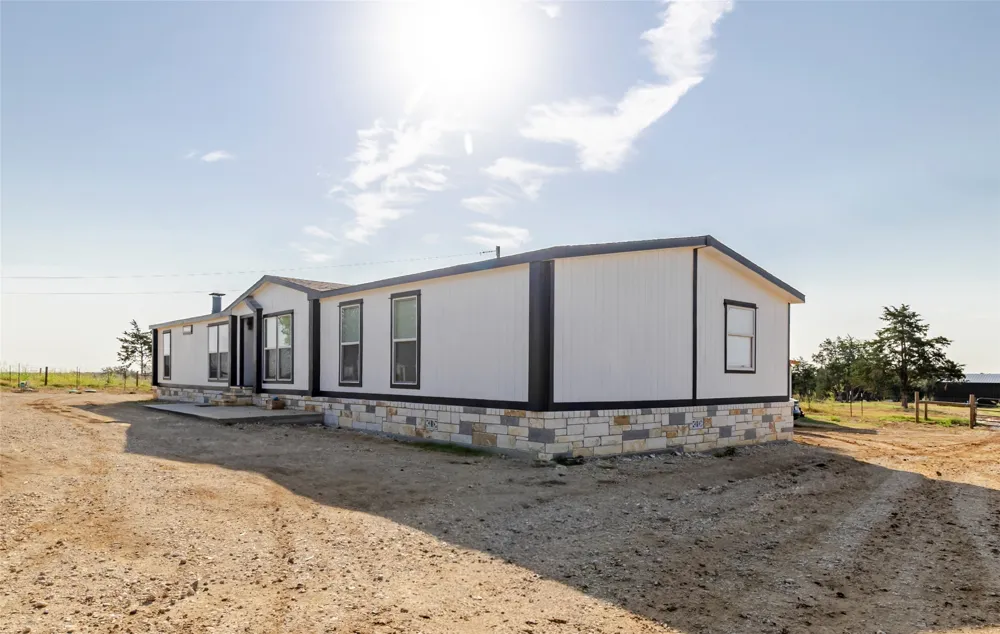 2015 TX-21 Paige, TX 78659