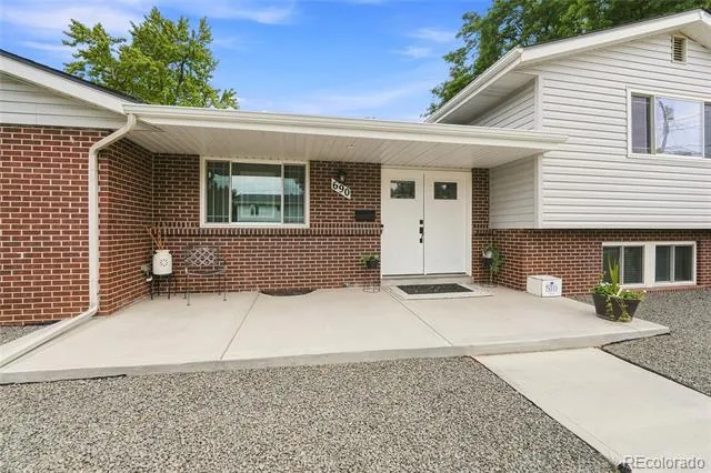 690 E Davies Avenue Centennial, CO 80122