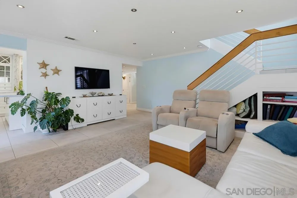 2369 Caminito Seguro San Diego, CA 92107