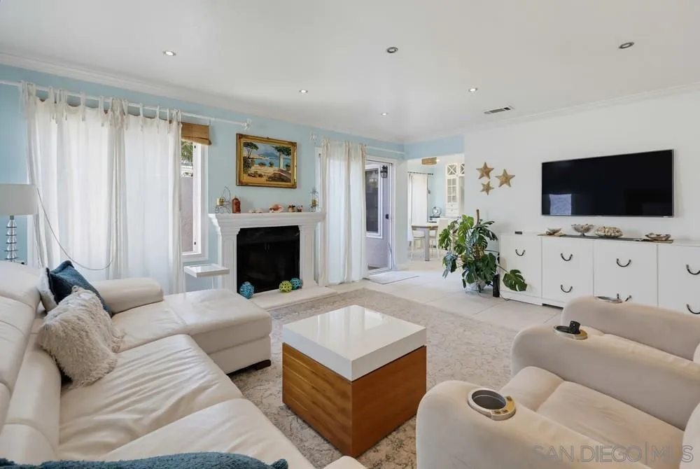 2369 Caminito Seguro San Diego, CA 92107
