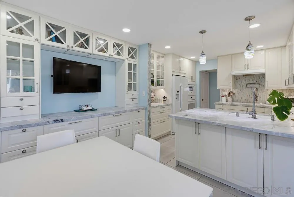 2369 Caminito Seguro San Diego, CA 92107