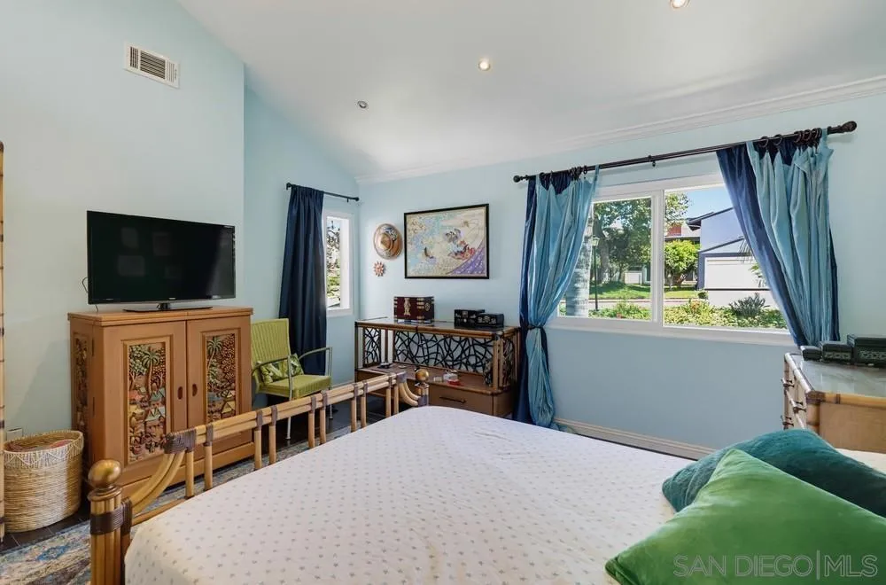 2369 Caminito Seguro San Diego, CA 92107