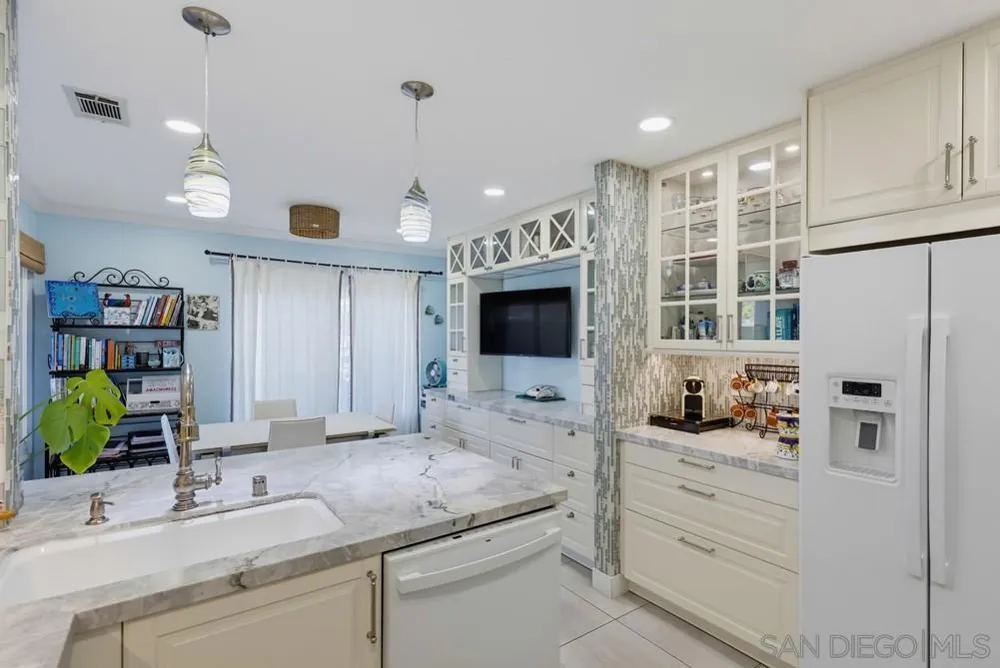2369 Caminito Seguro San Diego, CA 92107