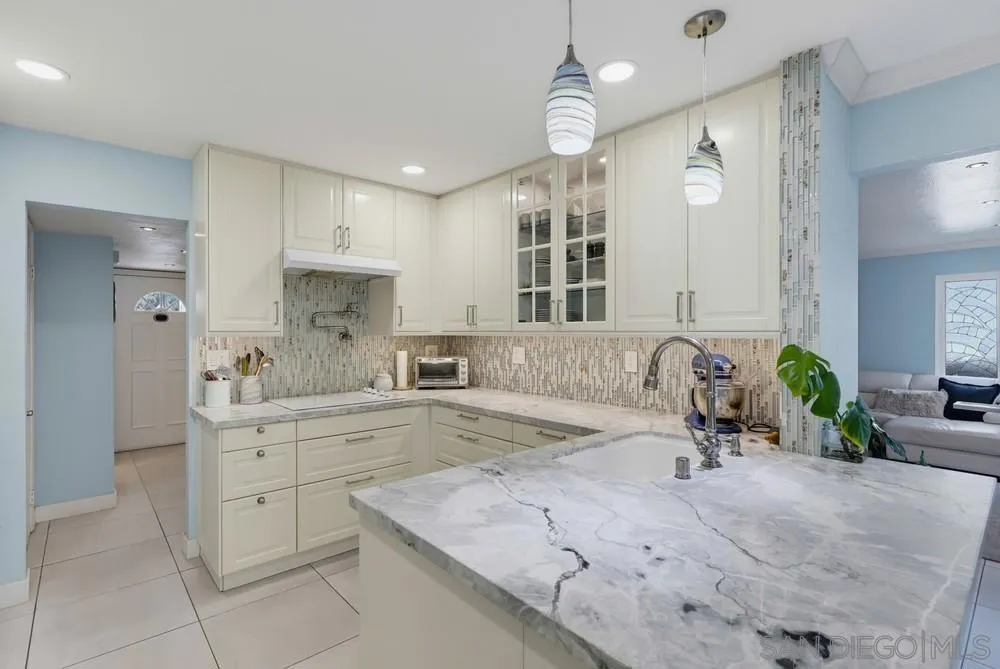 2369 Caminito Seguro San Diego, CA 92107