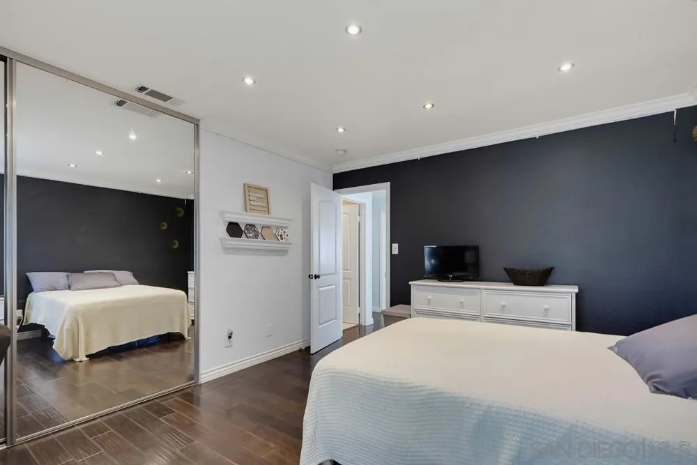 2369 Caminito Seguro San Diego, CA 92107