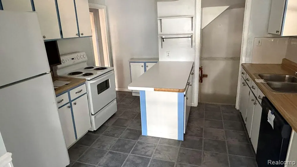 23571 Manistee Street Oak Park City, MI 48237