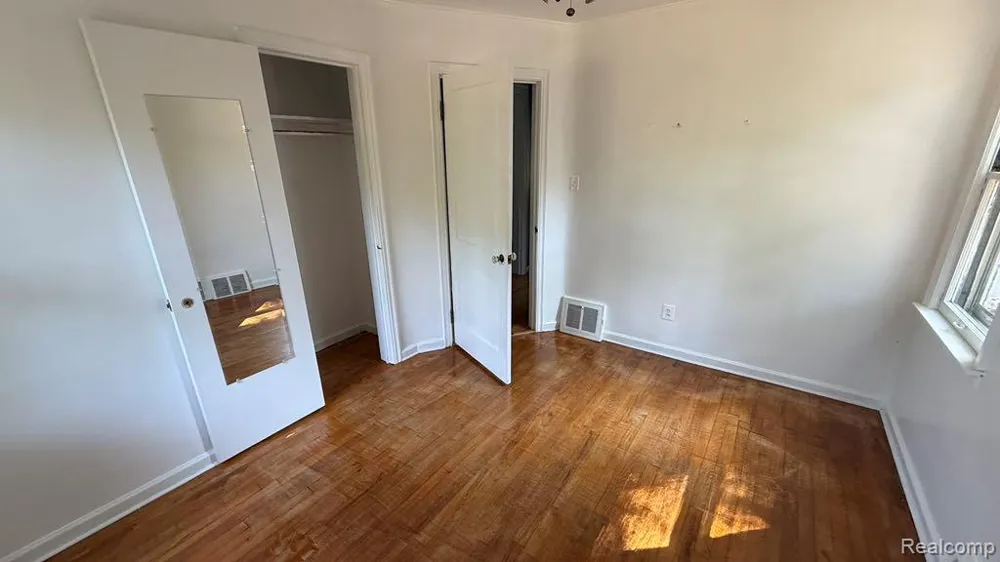 23571 Manistee Street Oak Park City, MI 48237