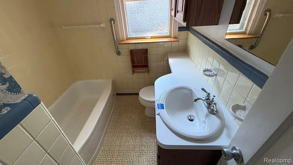 23571 Manistee Street Oak Park City, MI 48237