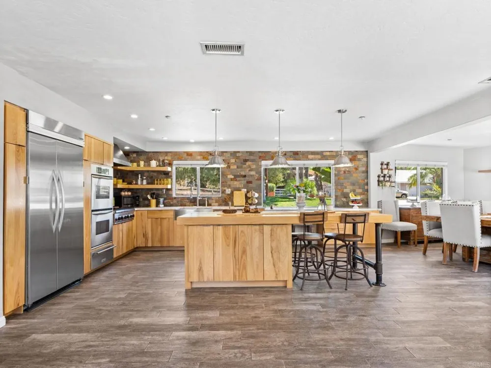886 Singing Trails Drive El Cajon, CA 92019