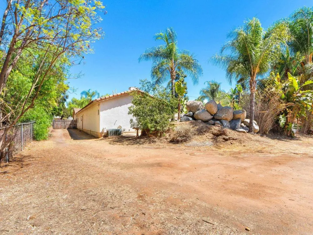 886 Singing Trails Drive El Cajon, CA 92019