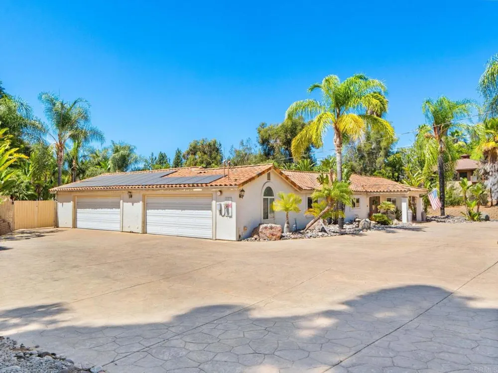 886 Singing Trails Drive El Cajon, CA 92019