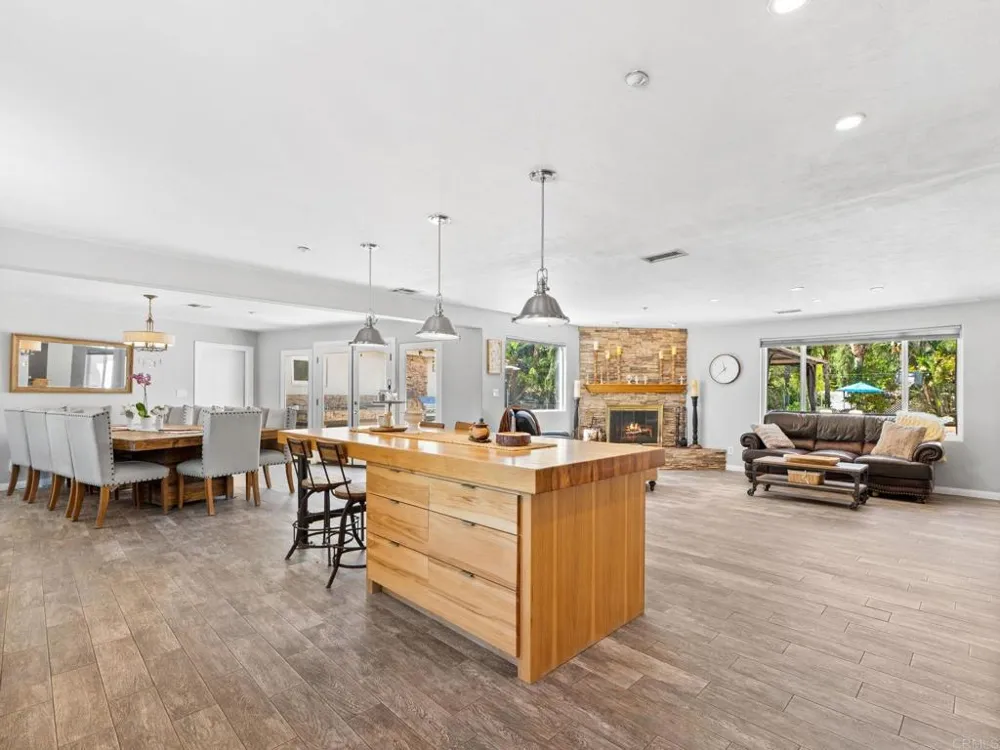 886 Singing Trails Drive El Cajon, CA 92019