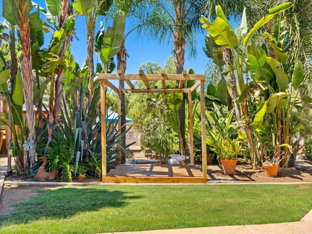 886 Singing Trails Drive El Cajon, CA 92019