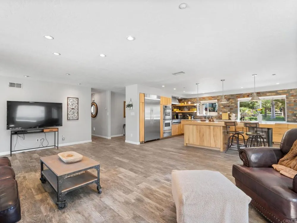 886 Singing Trails Drive El Cajon, CA 92019