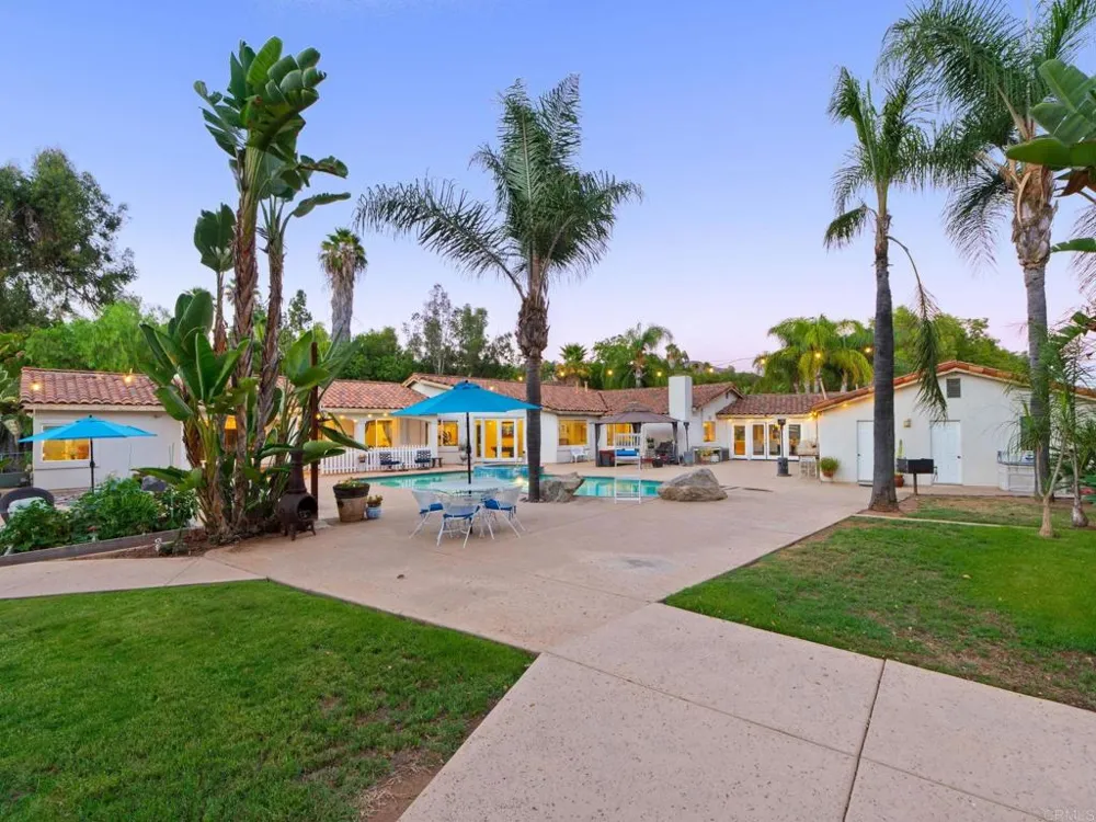 886 Singing Trails Drive El Cajon, CA 92019
