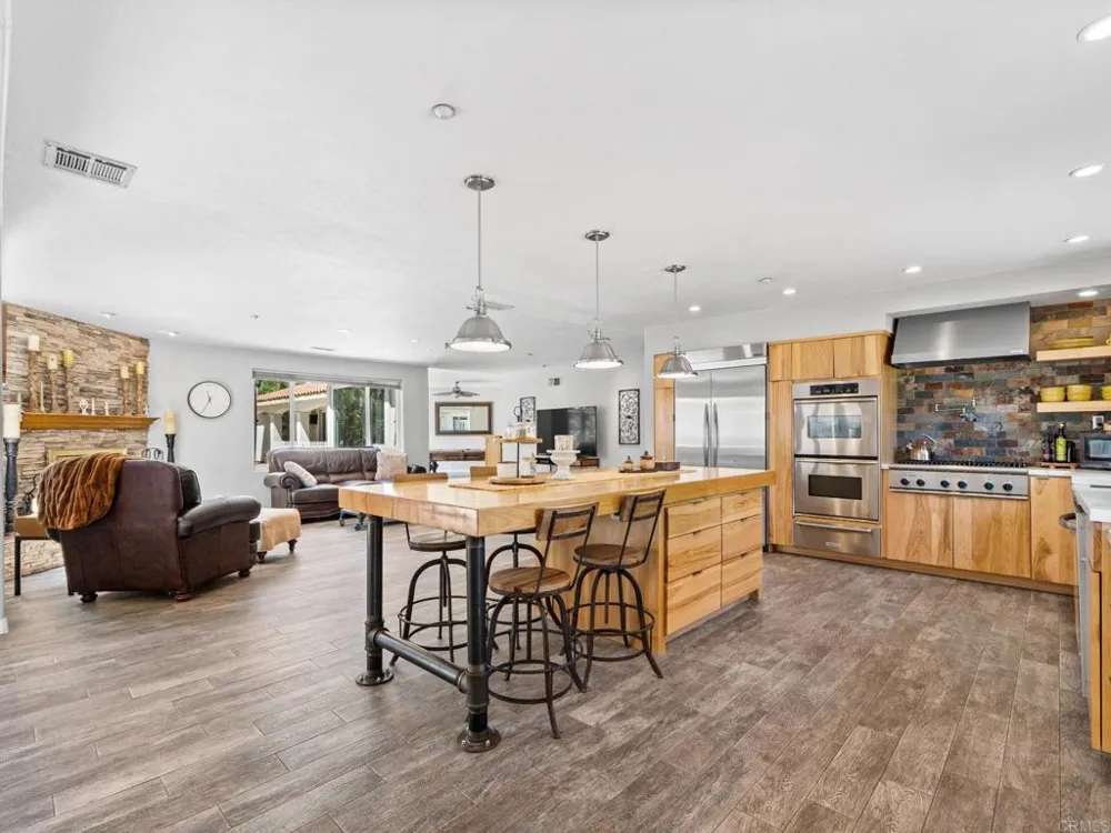 886 Singing Trails Drive El Cajon, CA 92019