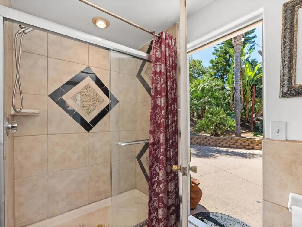 886 Singing Trails Drive El Cajon, CA 92019