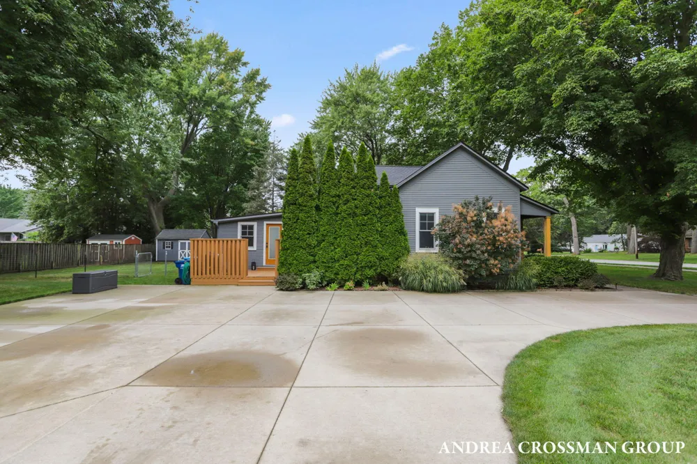 15570 Pruin Street Spring Lake, MI 49456