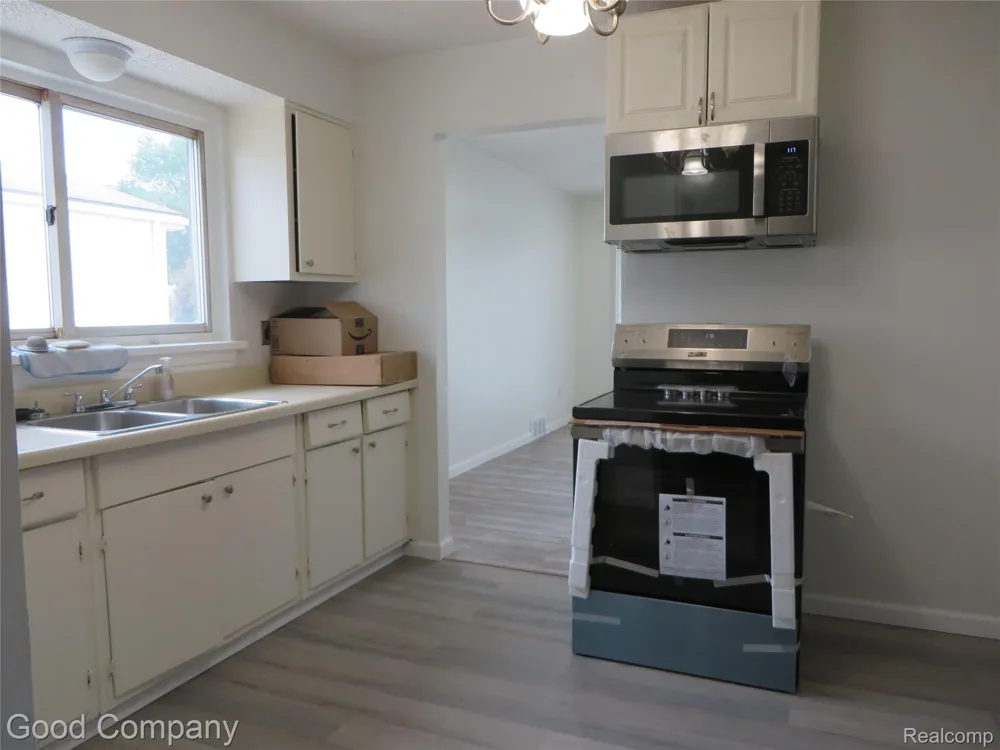 45 W Hudson Avenue Madison Heights City, MI 48071