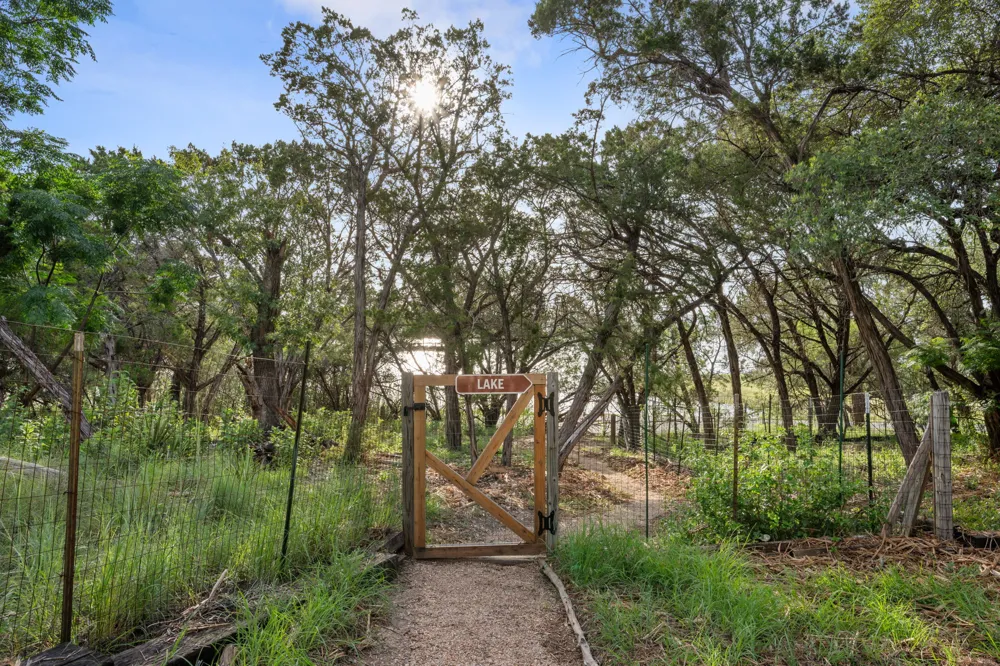 6300 Lakeshore Drive Lago Vista, TX 78645