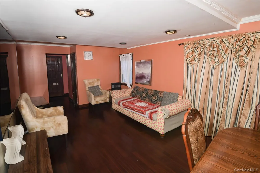 76 E Hollywood Avenue Lindenhurst, NY 11757