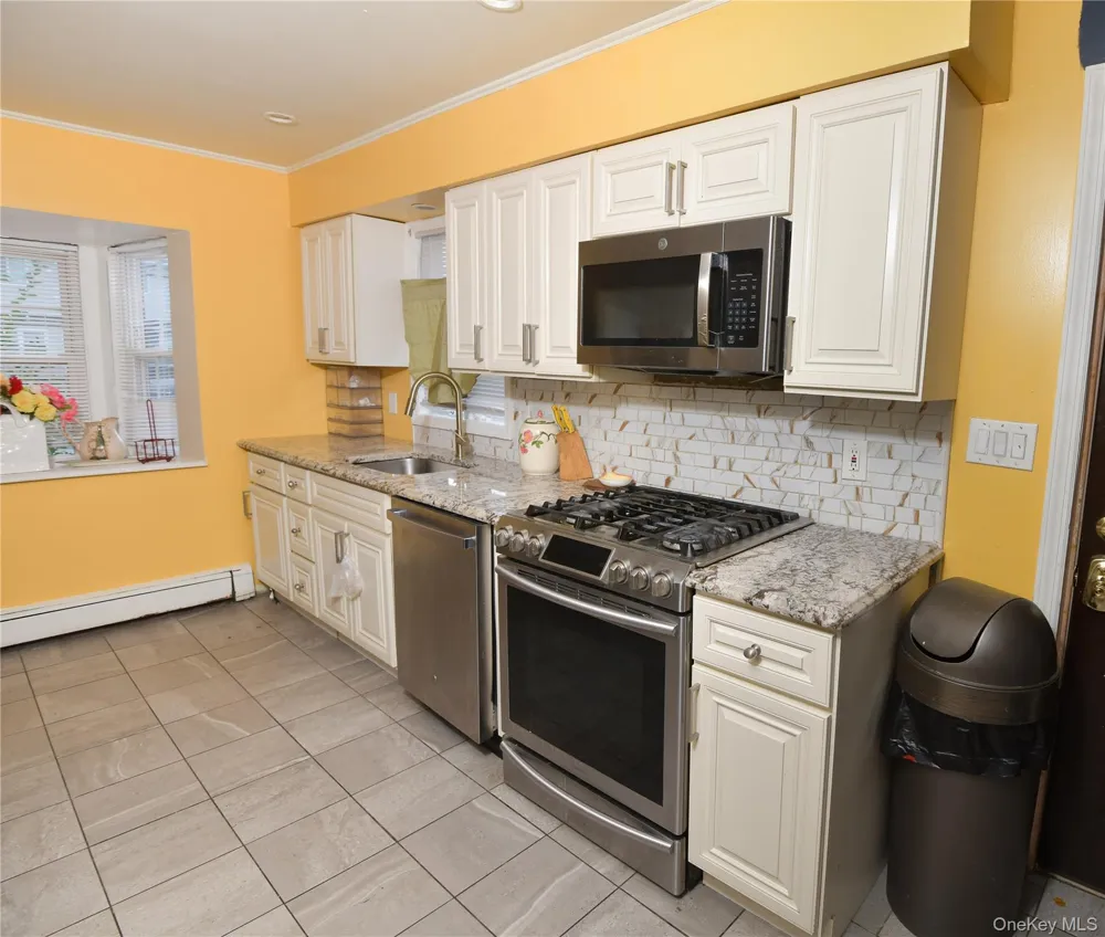 76 E Hollywood Avenue Lindenhurst, NY 11757