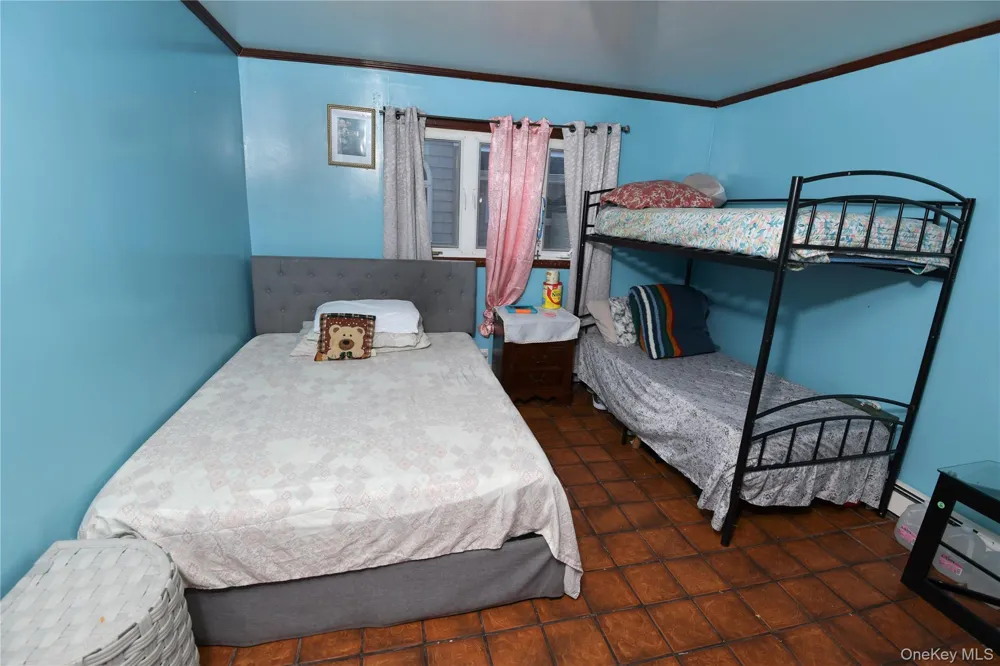 76 E Hollywood Avenue Lindenhurst, NY 11757
